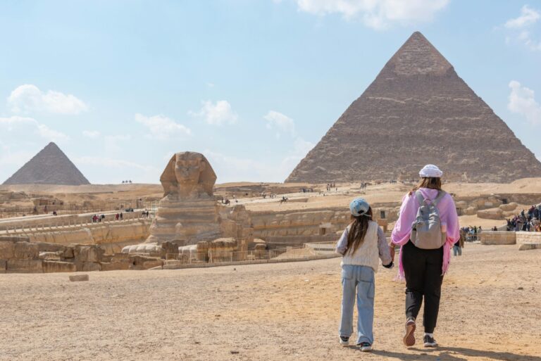 أنشطة للأطفال في القاهرة — عائلة تستكشف أهرامات الجيزة